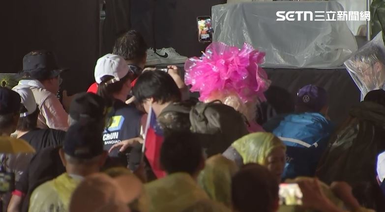 館長致詞過程遭鬧場。(圖/翻攝畫面)