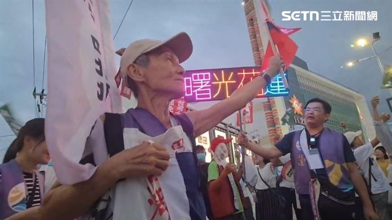 葉霸在街頭帶領遊行隊伍高喊罷免傅崐萁。（圖／翻攝畫面）