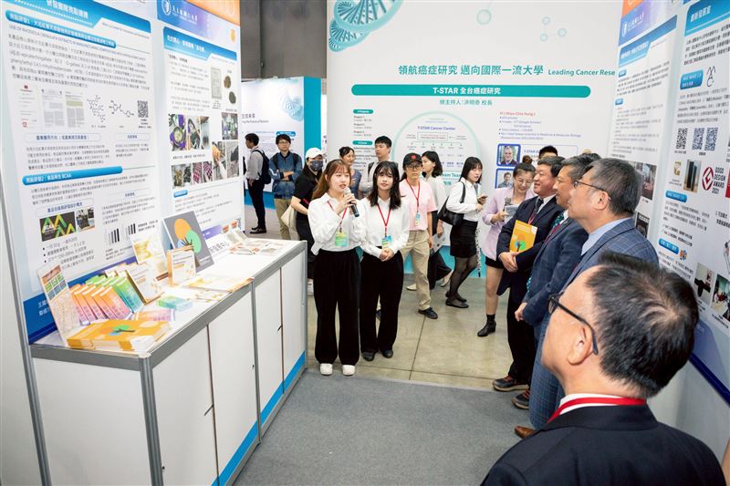 輔仁大學展示橫跨大健康、AI與科技數據等四大領域的研發成果與產學合作實力。（圖／輔大提供）