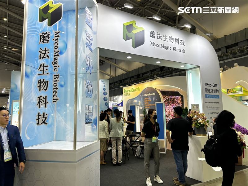 蘑法生技展示以自主開發的專利平台製成之外泌體原料。圖為總經理許瑞祥。（圖／記者簡浩正攝影）