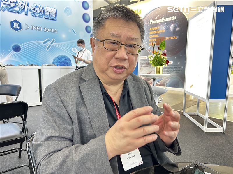 蘑法生技展示以自主開發的專利平台製成之外泌體原料。圖為總經理許瑞祥。（圖／記者簡浩正攝影）