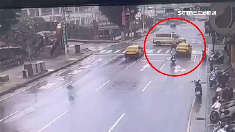 騎士未減速攔腰撞上值勤中的救護車