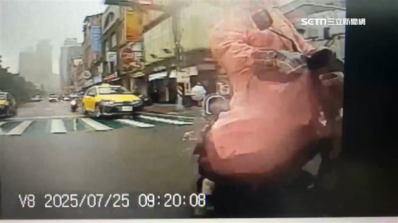 騎士攔腰撞上救護車