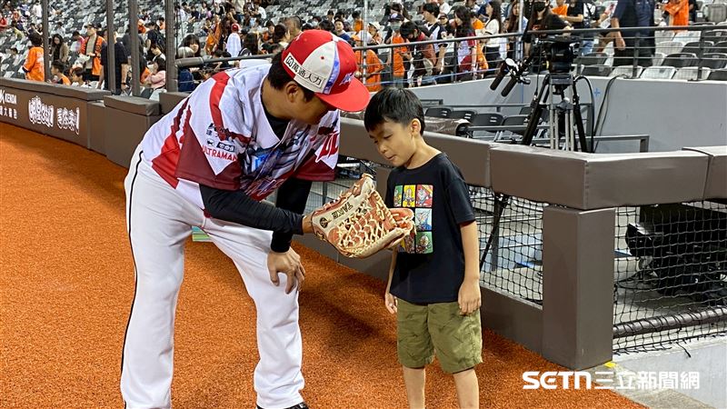 統一獅潘武雄與小兒子潘緯宸。（圖／記者張沛嘉攝影）