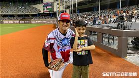 ▲統一獅潘武雄與小兒子潘緯宸。（圖／記者張沛嘉攝影）