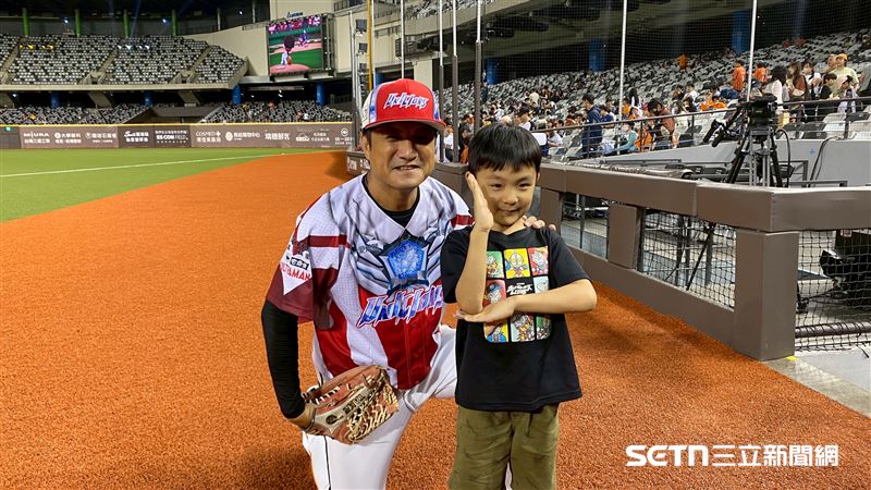 統一獅潘武雄與小兒子潘緯宸。（圖／記者張沛嘉攝影）