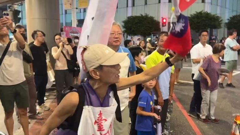 葉霸呼籲傅崐萁支持者要聽老師的話,罷免傅崐萁。(圖/翻攝畫面)