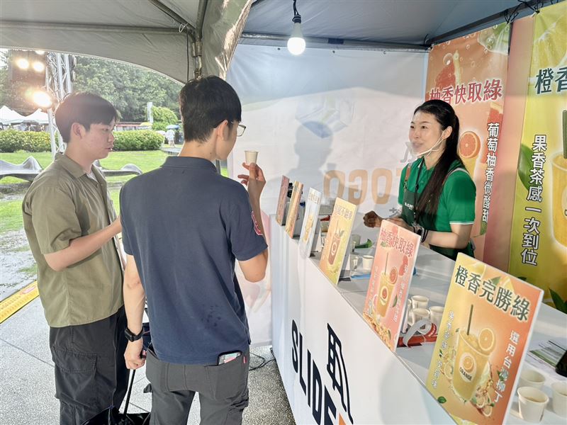 純喫茶打造沉浸式的互動飲茶體驗劇場，吸引不少民眾熱情參與。（圖／三立新聞網攝）