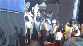 網紅吃屎哥因撒冥紙鬧場，被支持者打趴在地。（圖／翻攝畫面）