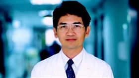 醫師立委王正旭在臉書感性發文，並附上年輕時的照片說「明天我會去投票，讓台灣的民主，好起來。」（圖／翻攝自王正旭臉書）