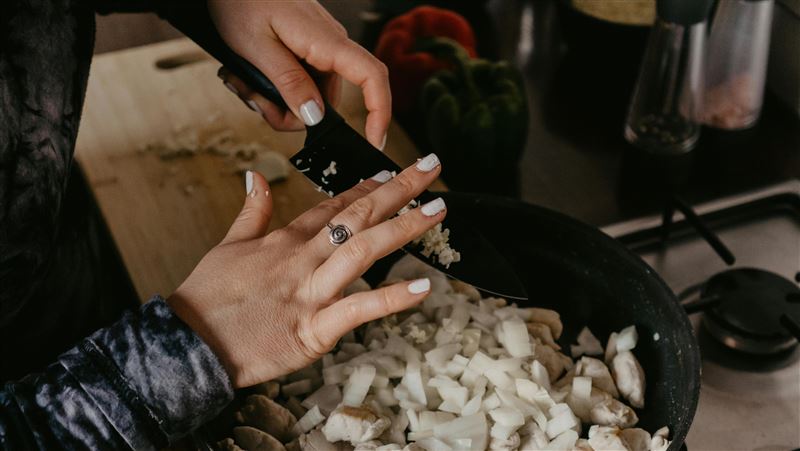 男子吃了媽媽煮的飯後劇烈腹痛。（示意圖／unsplash）