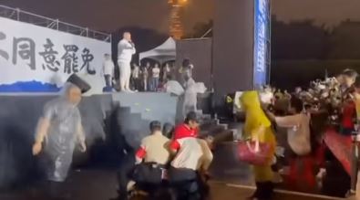 今年7月25日藍白在北市凱道反罷宣講，趁館長陳之漢在台上致詞時，吃屎哥到場撒冥紙大鬧（圖／翻攝自屎哥臉書）