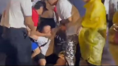 畫面中游兆霖在地上不斷掙扎嘶吼,卻被摀住嘴巴。(圖/翻攝自網路紅人吃屎哥臉書)