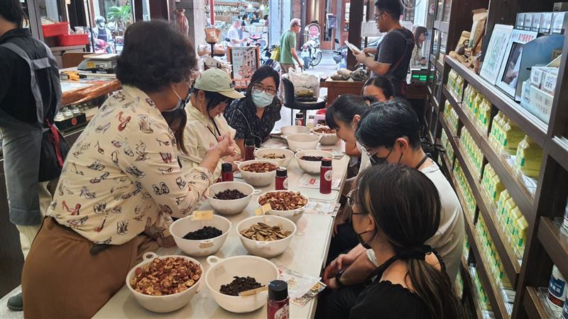 留言參加抽獎即可參與線下體驗活動，走進大稻埕老街，親手製作漢方酸梅湯。（圖／臺北市政府提供）