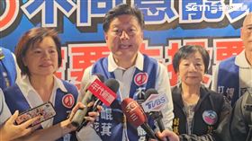 傅崐萁回防花蓮萬人掃街　嗆總統對在野黨大屠殺！被問葉霸扭頭就走。（圖／翻攝畫面）