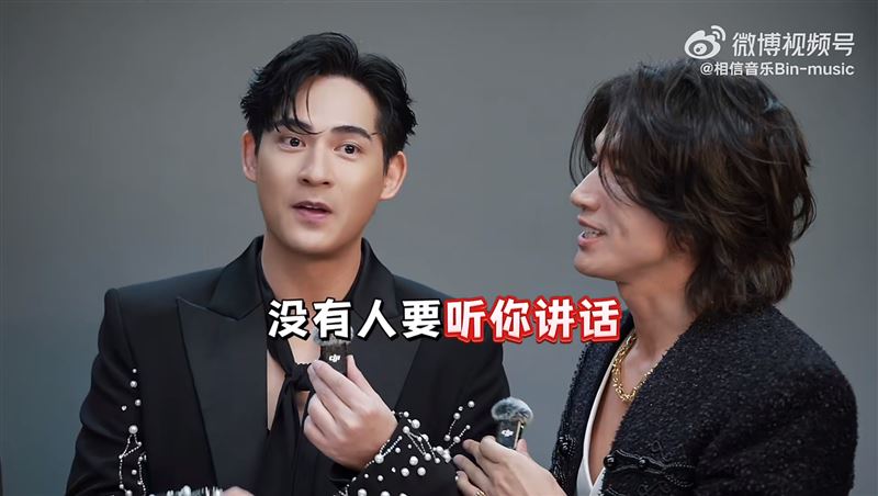 言承旭（右）故意嗆周渝民。（圖／翻攝自微博）