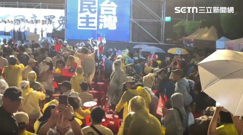 朱立倫還在致詞卻有部分支持者疑似走人。（圖／翻攝畫面）