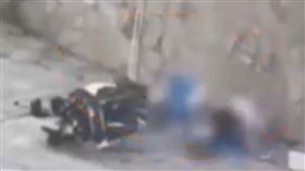 中國兩名高中生騎改裝電動單車高速撞上圍牆，當場喪命。（圖／翻攝微博）