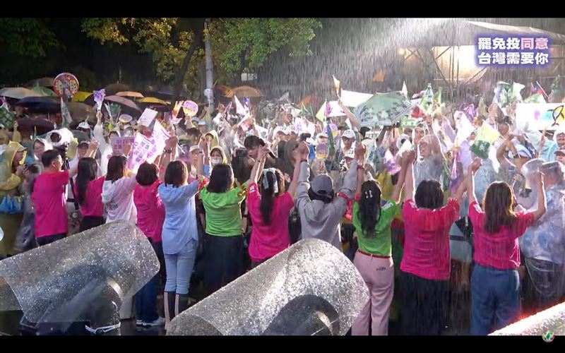 民進黨立法院黨團幹事長吳思瑤率領黨團立委出席「為民主守夜 公民集氣」晚會。(圖/翻攝自民進黨YouTube直播)