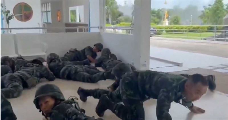 泰柬邊境衝突進入第二天，雙方動用重型武器交火，火光與濃煙自邊境地區升起。（圖／翻攝自X）