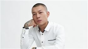 網紅鳳梨（吳泓逸）因為直播而走紅，台味深受許多網友喜愛。（圖／翻攝自臉書）
