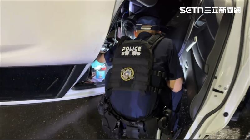 警方在廖男車上搜出喪屍煙彈等毒品。（圖／翻攝畫面）
