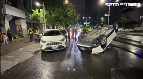高雄左營深夜發生車禍，一車翻覆、駕駛受困。（圖／翻攝畫面）