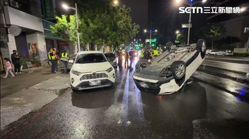 高雄左營深夜發生車禍，一車翻覆、駕駛受困。（圖／翻攝畫面）