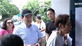 大罷免首波24席國民黨立委罷免案將在今天（26日）登場，前總統馬英九上午8時許現身北市第8選區（文山區全區、中正區10里）中華衛理公會平安堂，參與賴士葆罷免案投票。馬英九表示「投票有信心，每一次投票都有信心，感覺很好。」