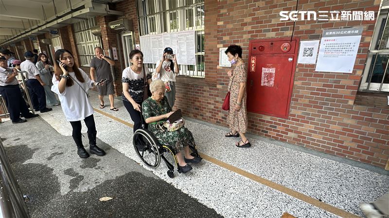 柯文哲母親何瑞英今（26日）一早前往投開票所。（圖／記者羅欣怡攝影）