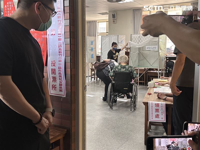 柯媽行動不如以往，手拄拐杖、由女兒柯美蘭推輪椅投票。（圖／記者羅欣怡攝影）