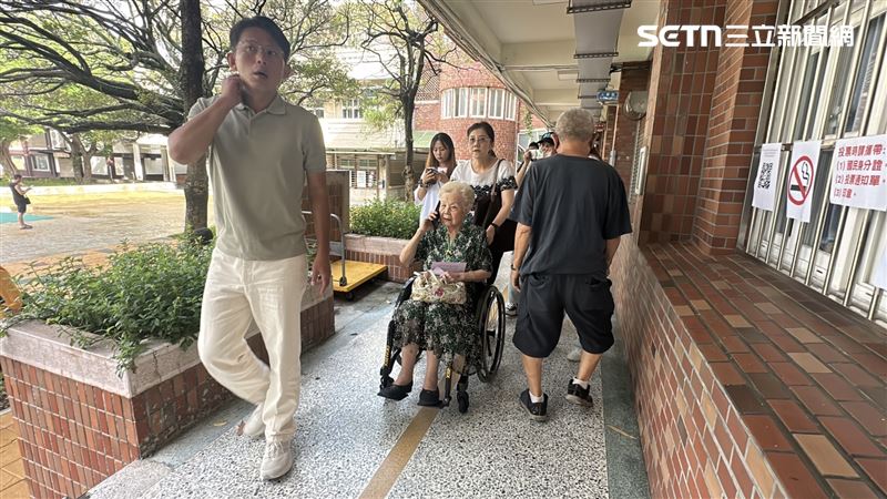 民眾黨主席黃國昌陪同柯媽投票。（圖／記者羅欣怡攝影）
