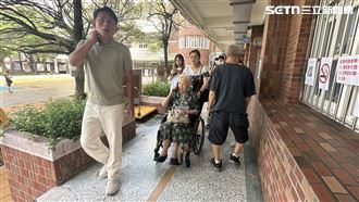 新／黃國昌陪同　柯媽坐輪椅現身投票所
