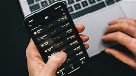 ▲美股四大指數再度收高，日經重挫近400點韓股續強。（示意圖／PEXELS）