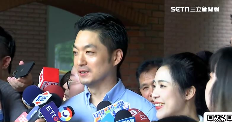 國民黨立委徐巧芯在台北市長蔣萬安的陪同下，前往松山區的投票所。（圖／翻攝畫面）