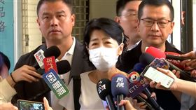 大罷免首波24席國民黨立委罷免案今天（26日）登場，上午8時許，柯文哲的太太陳珮琪在立委羅智強陪同下，前往北市大安區金甌女中投票。陳佩琪受訪表示，以前來投票都有先生陪伴，這是第一次單獨來，有點沮喪，但今天天氣不錯，呼籲大家踴躍出來投票。