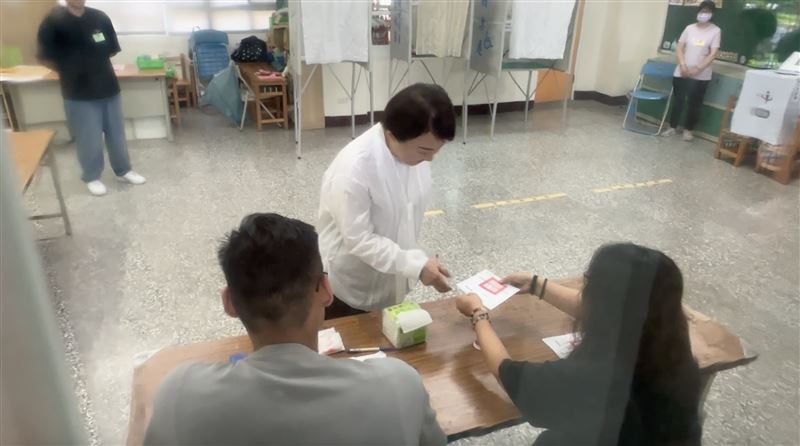 盧秀燕一早前往投開票所投票。（圖／記者林意筑攝）