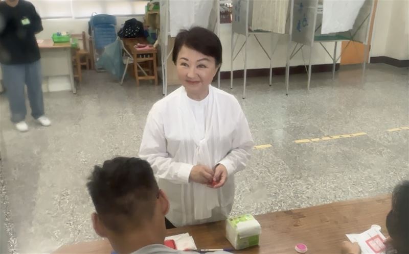 盧秀燕一早前往投開票所投票。（圖／記者林意筑攝）