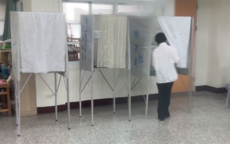 盧秀燕迅速投完票後低調離開。（圖／記者林意筑攝）