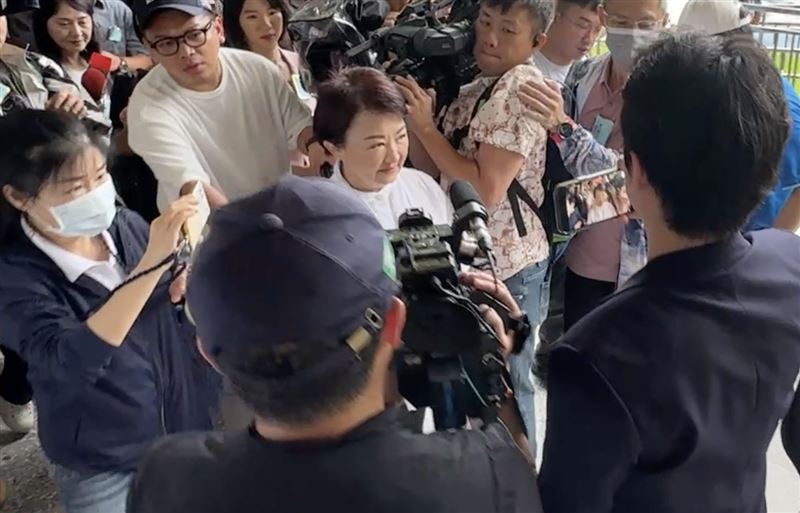 盧秀燕由市府人員陪同前往投票。（圖／記者林意筑攝）