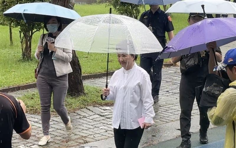 盧秀燕由市府人員陪同前往投票。（圖／記者林意筑攝）