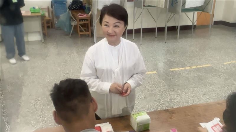 台中市長盧秀燕一早前往健行國小投票。（圖／記者林意筑攝影）
