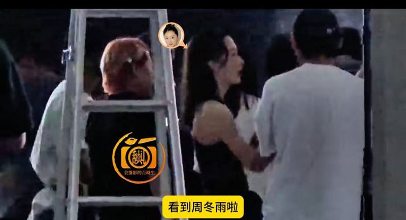 周冬雨在攝影棚與工作人員熱絡聊天，跟劉昊然則沒有太多互動。（圖／翻攝自微博）