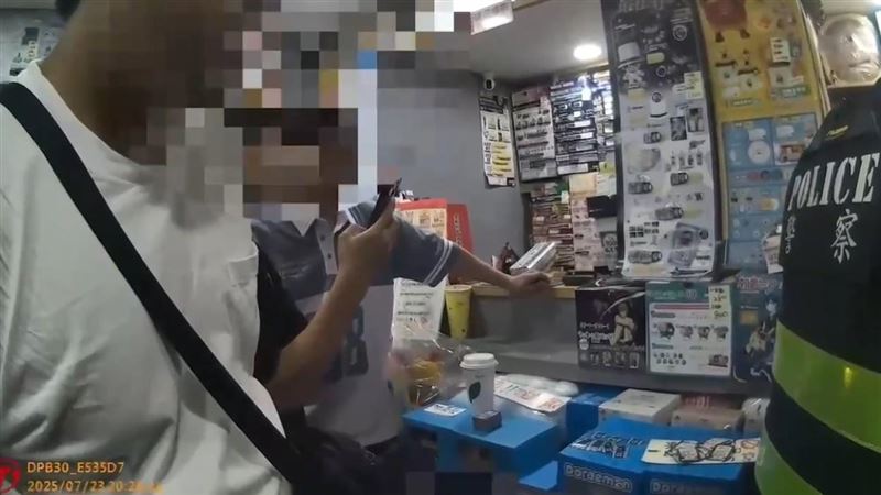 西門町萬年大樓某玩具店，遭民眾直擊疑「一番賞」作弊藏籤。（圖／翻攝畫面）