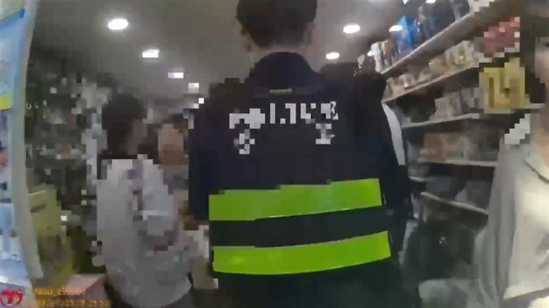 西門町萬年大樓某玩具店，遭民眾直擊疑「一番賞」作弊藏籤。（圖／翻攝畫面）
