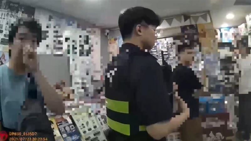 西門町萬年大樓某玩具店，遭民眾直擊疑「一番賞」作弊藏籤。（圖／翻攝畫面）