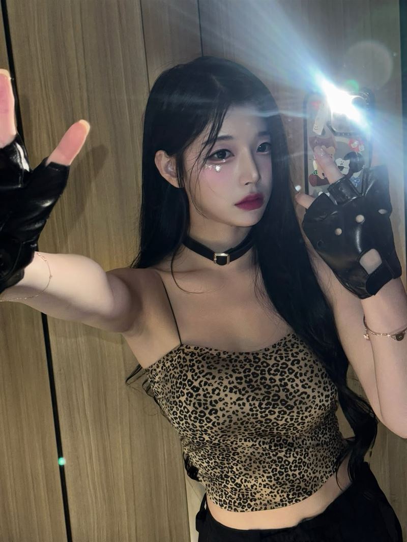 趙娟週SOLO獨舞身穿豹紋細肩小背心亮相。（圖／翻攝自jjuya_o0o IG）