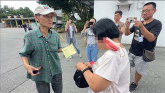 「葉霸老師」投票遭婦人攔阻 警到場解圍