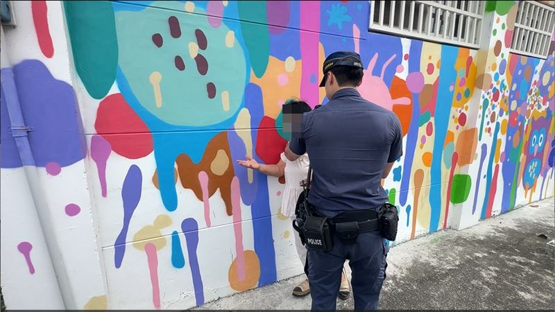 警方到場將婦人帶離開。（圖／翻攝畫面）