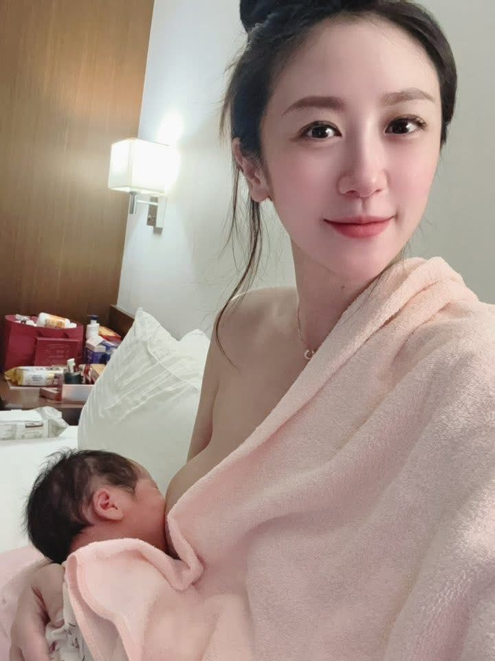 蔡允潔分享哺乳照片。（圖／翻攝自臉書）